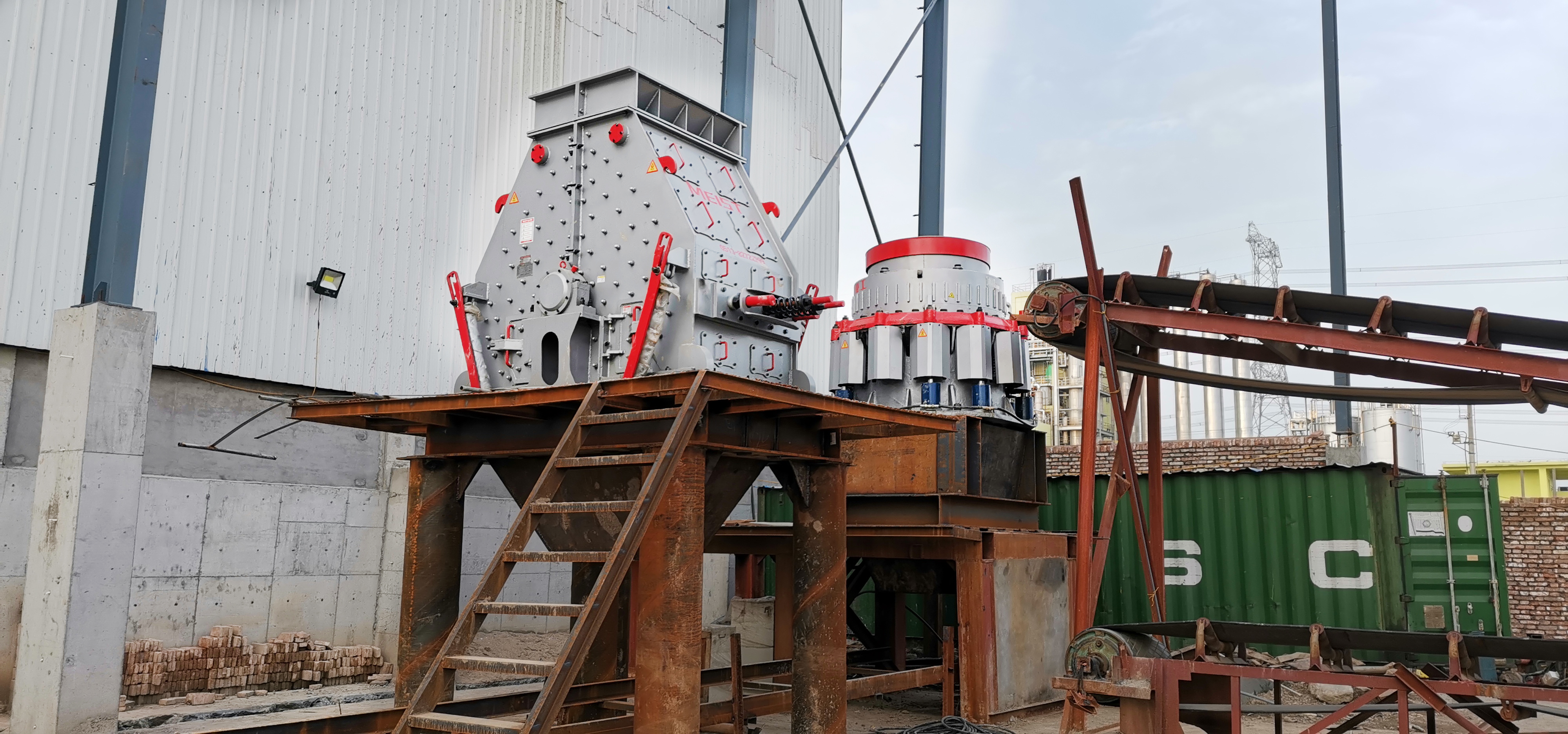 復(fù)合圓錐破碎機(jī)與制砂機(jī)配合，成品效果好
